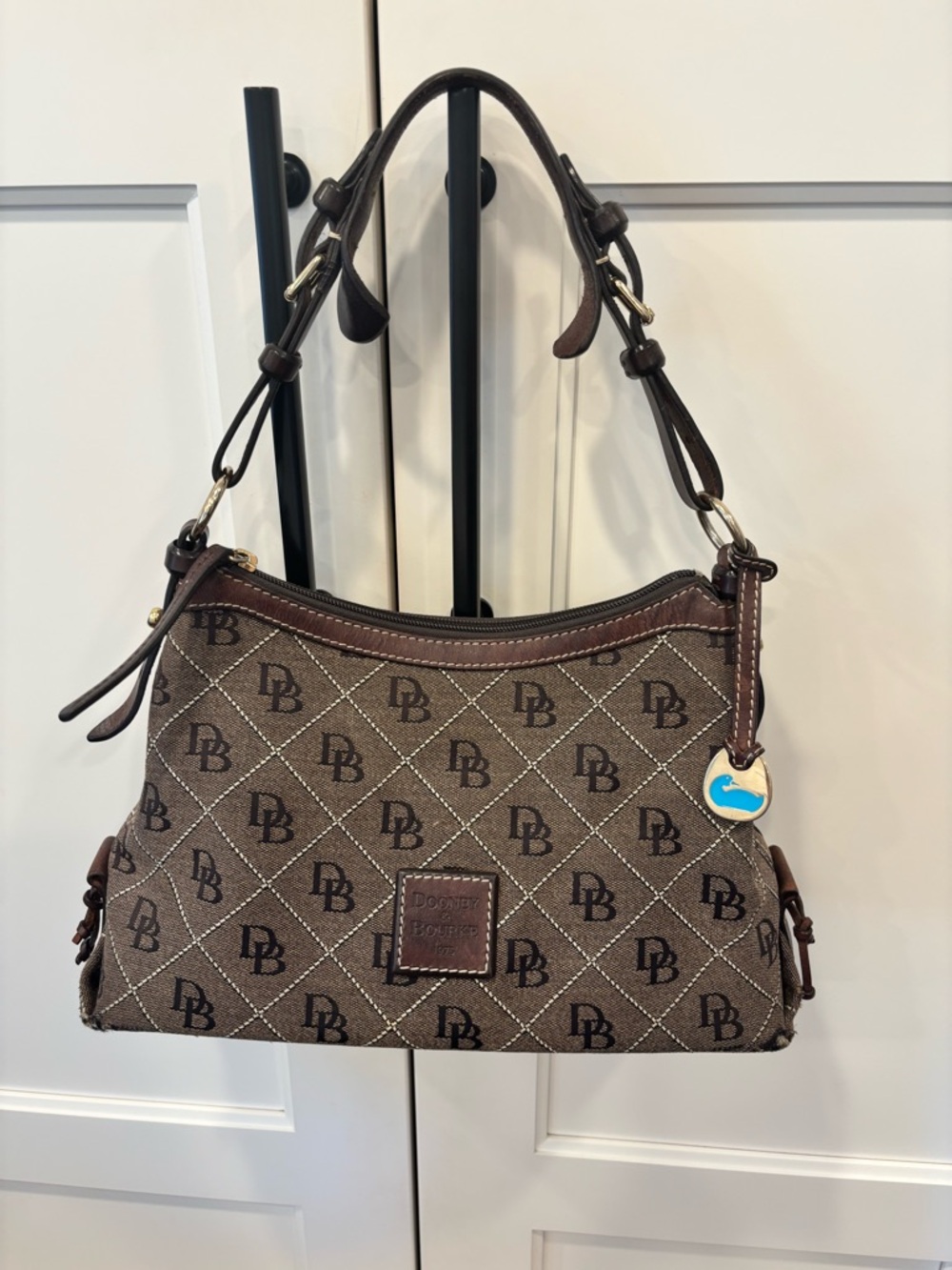 Dooney & Bourke Signature East West Slouch Hobo Shoulder Bag Y2K - Picture 1 of 13